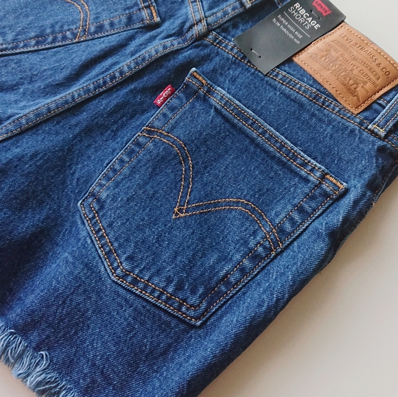 Levi's Premium Ribcage Shorts in Medium Dark Charleston Chill - Picture 8 of 11